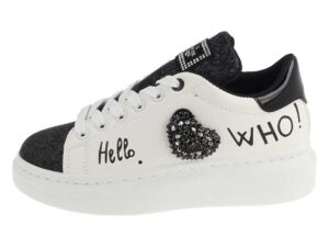 Sneakers bianche e nere con scritte